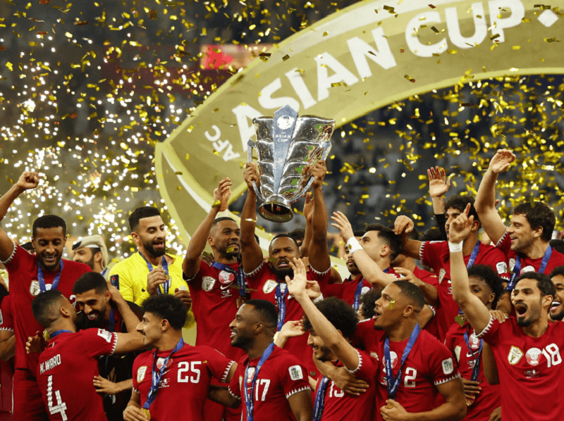 Hình ảnh các cầu thủ nâng cao chiếc cúp vô địch AFC Asian Cup – biểu tượng vinh quang cao quý nhất cấp đội tuyển châu lục